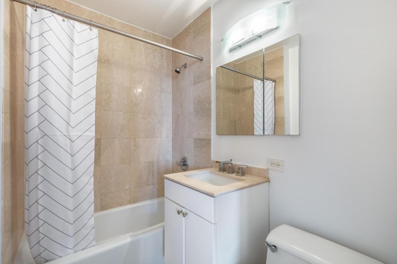 Midtown 1br W Gym Roof Pool Nr Broadway Nyc-384 Apartment *