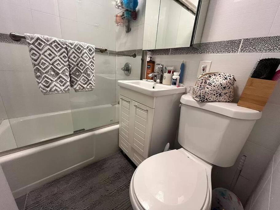 Apartment Stylish & Lovely 2 Bedroom Midtown *