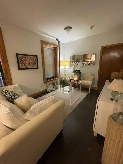Apartment Stylish & Lovely 2 Bedroom Midtown