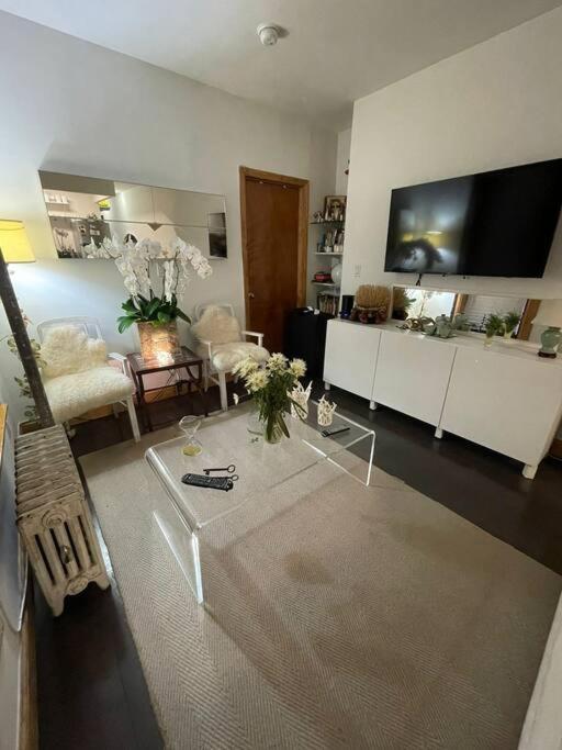 Stylish & Lovely 2 Bedroom Midtown *