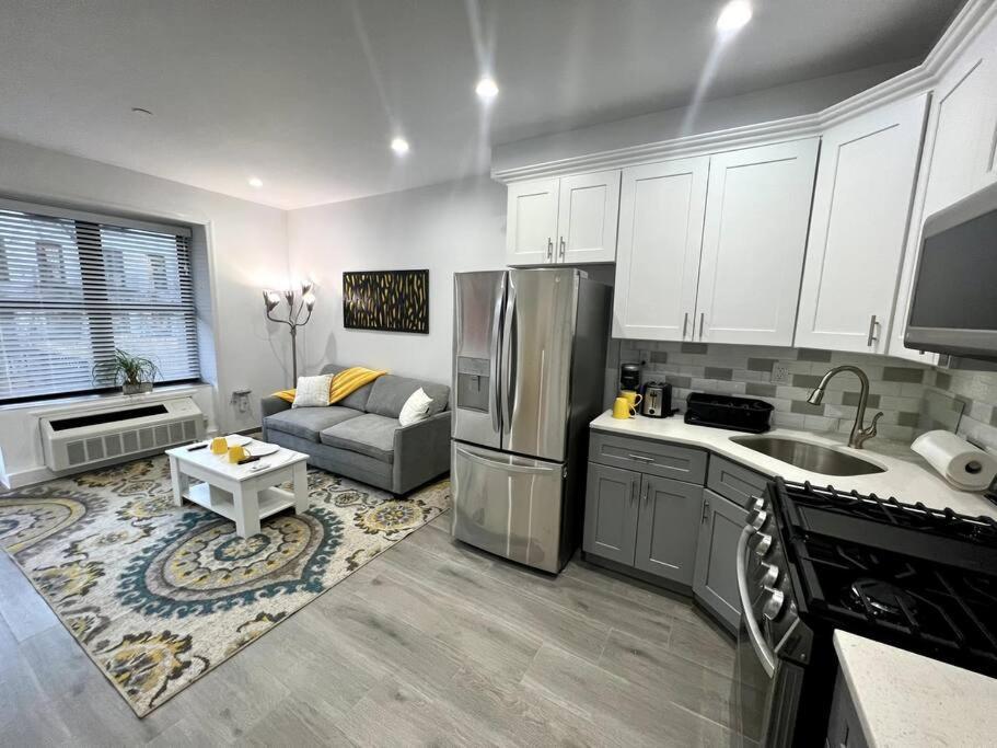 Cozy Modern Brooklyn W/ Balcony Apartment *