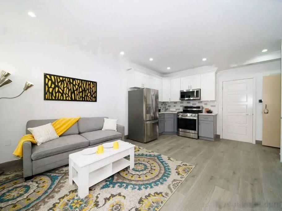 Cozy Modern Brooklyn W/ Balcony New York
