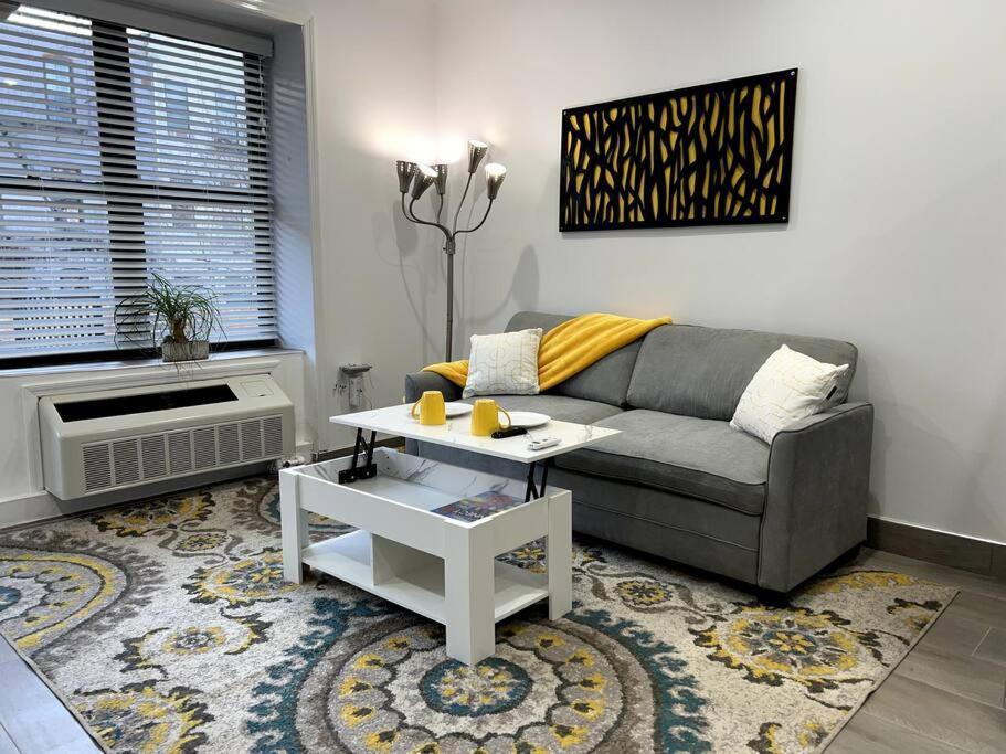 Cozy Modern Brooklyn W/ Balcony *