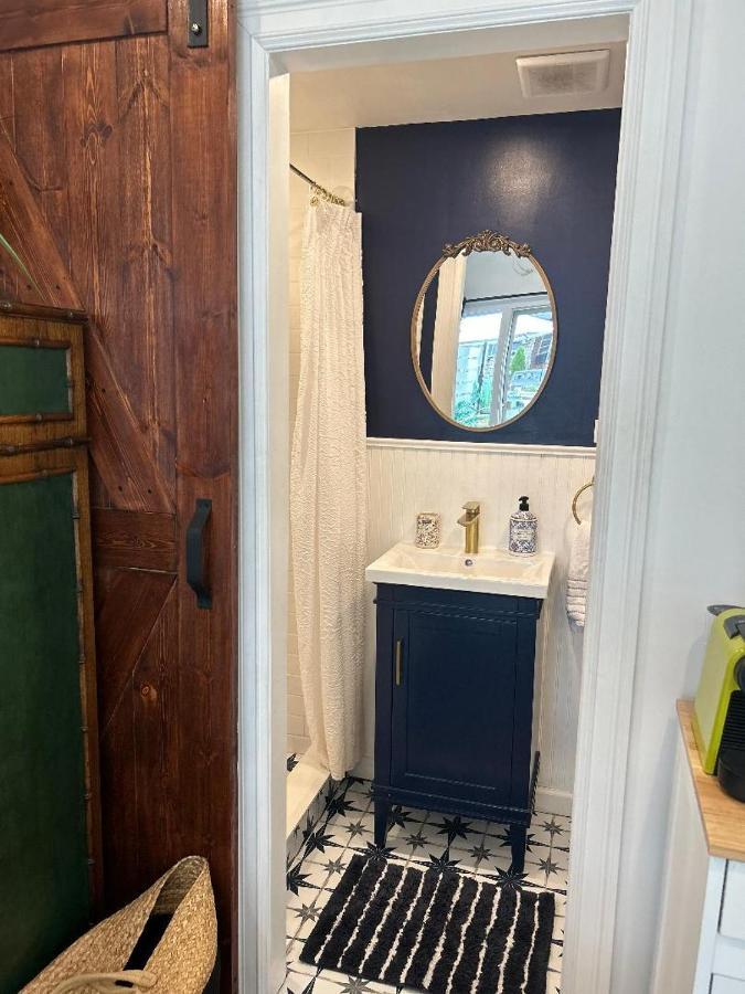 Adorable 1 Bedroom Apartment *