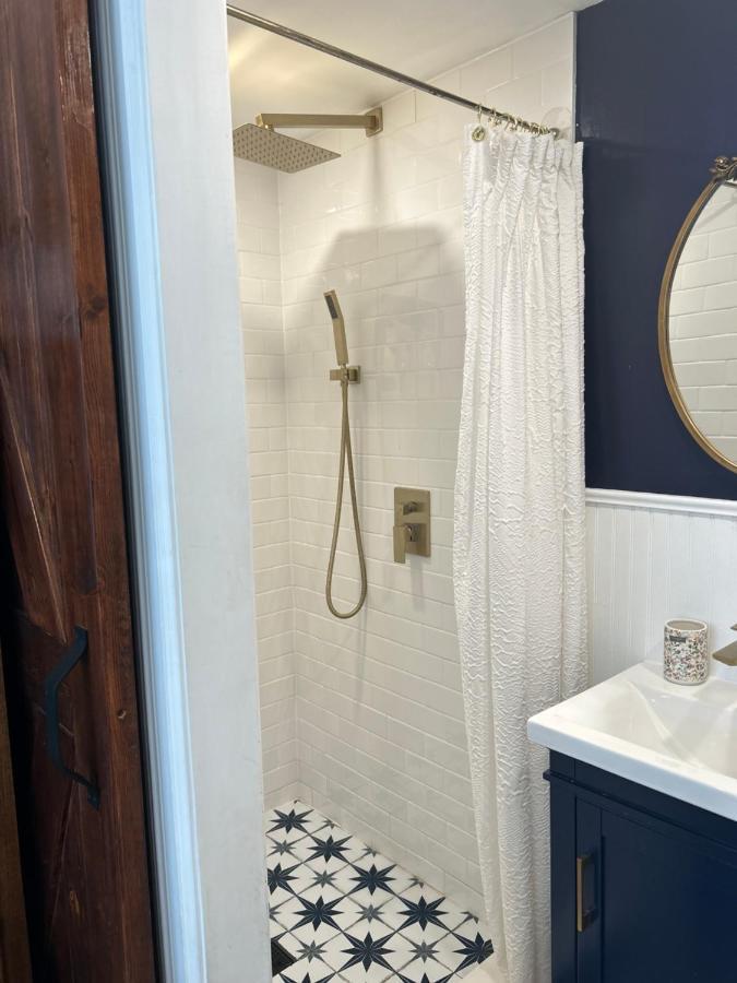 Adorable 1 Bedroom Apartment *