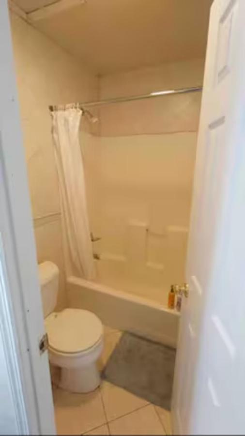 Hospedagem domiciliar Private In 4 Bedroom Ground Near Subway