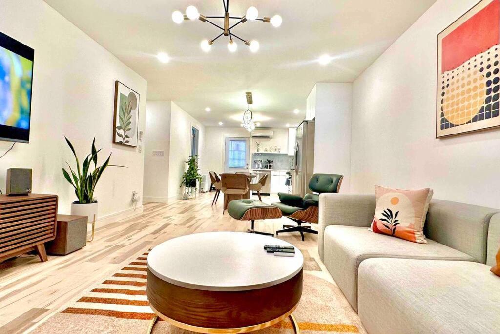 Apartment Bright, Airy, Luxe Hideaway”w” Private Backyard