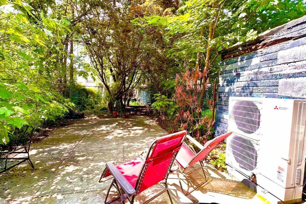Apartment Bright, Airy, Luxe Hideaway”w” Private Backyard
