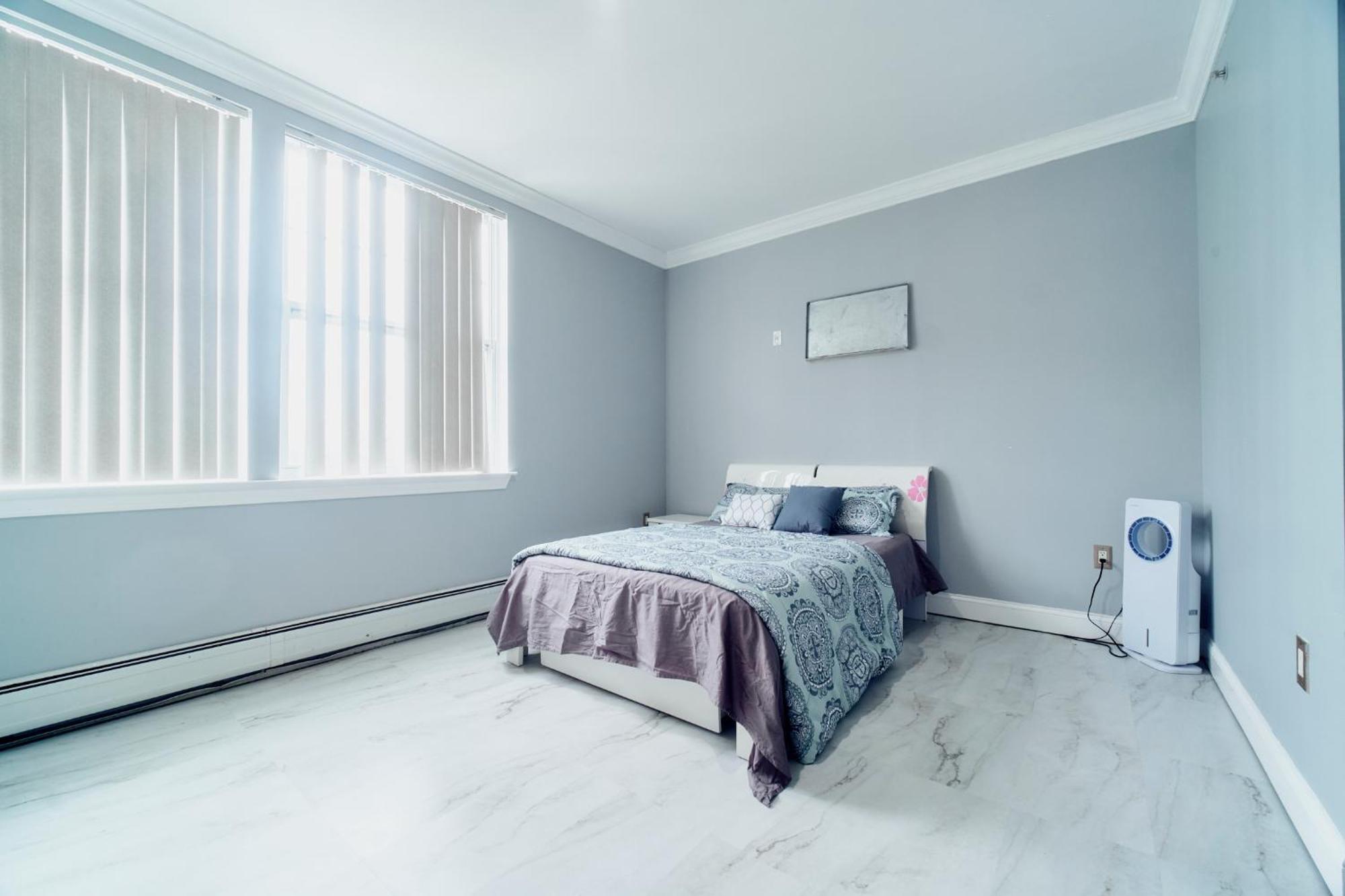 Waterfront Gem Duplex 3 Bedroom 2floor In Whitestone Bronx Free Parking *
