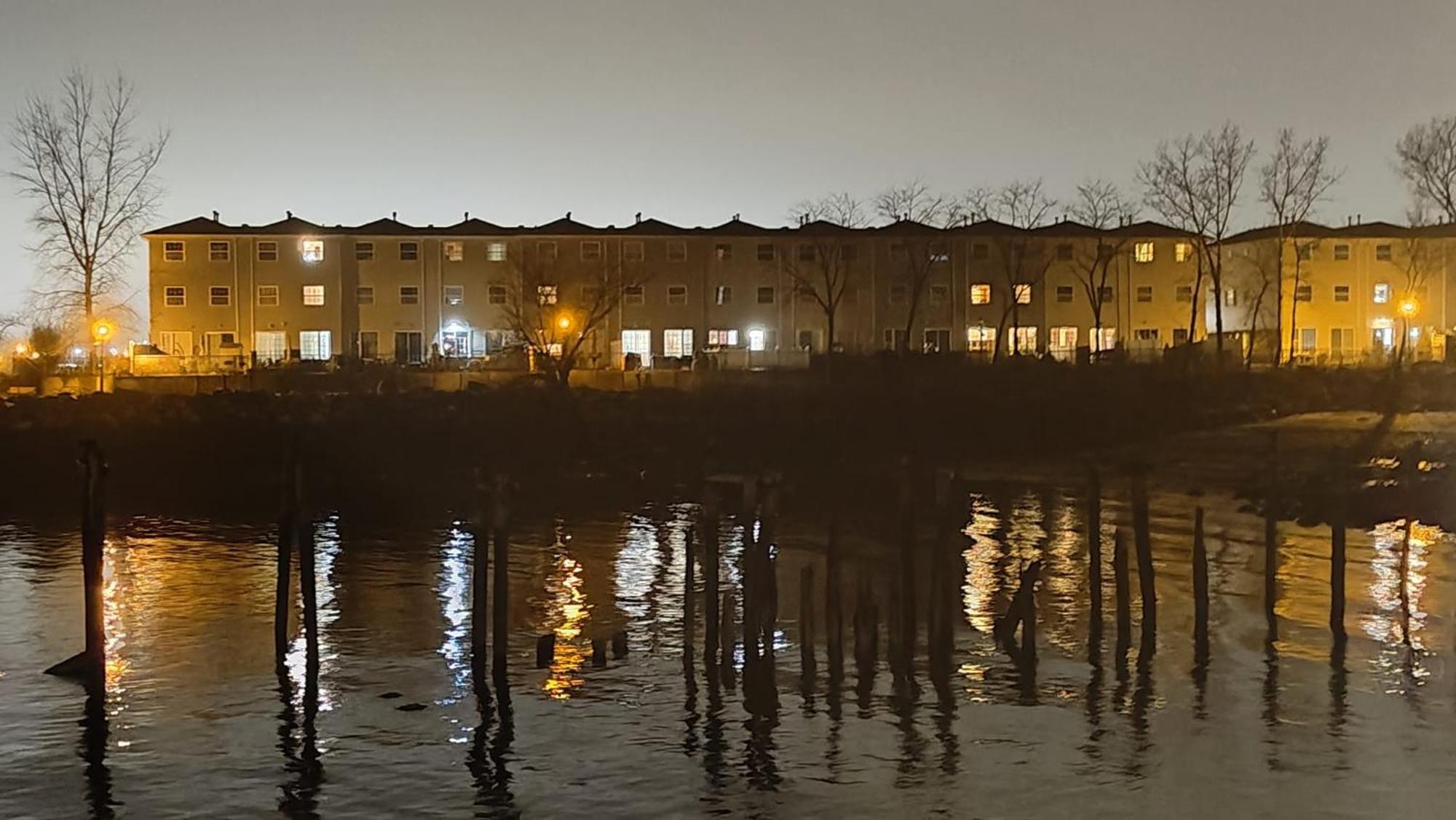 Holiday home Waterfront Gem Duplex 3 Bedroom 2floor In Whitestone Bronx Free Parking *
