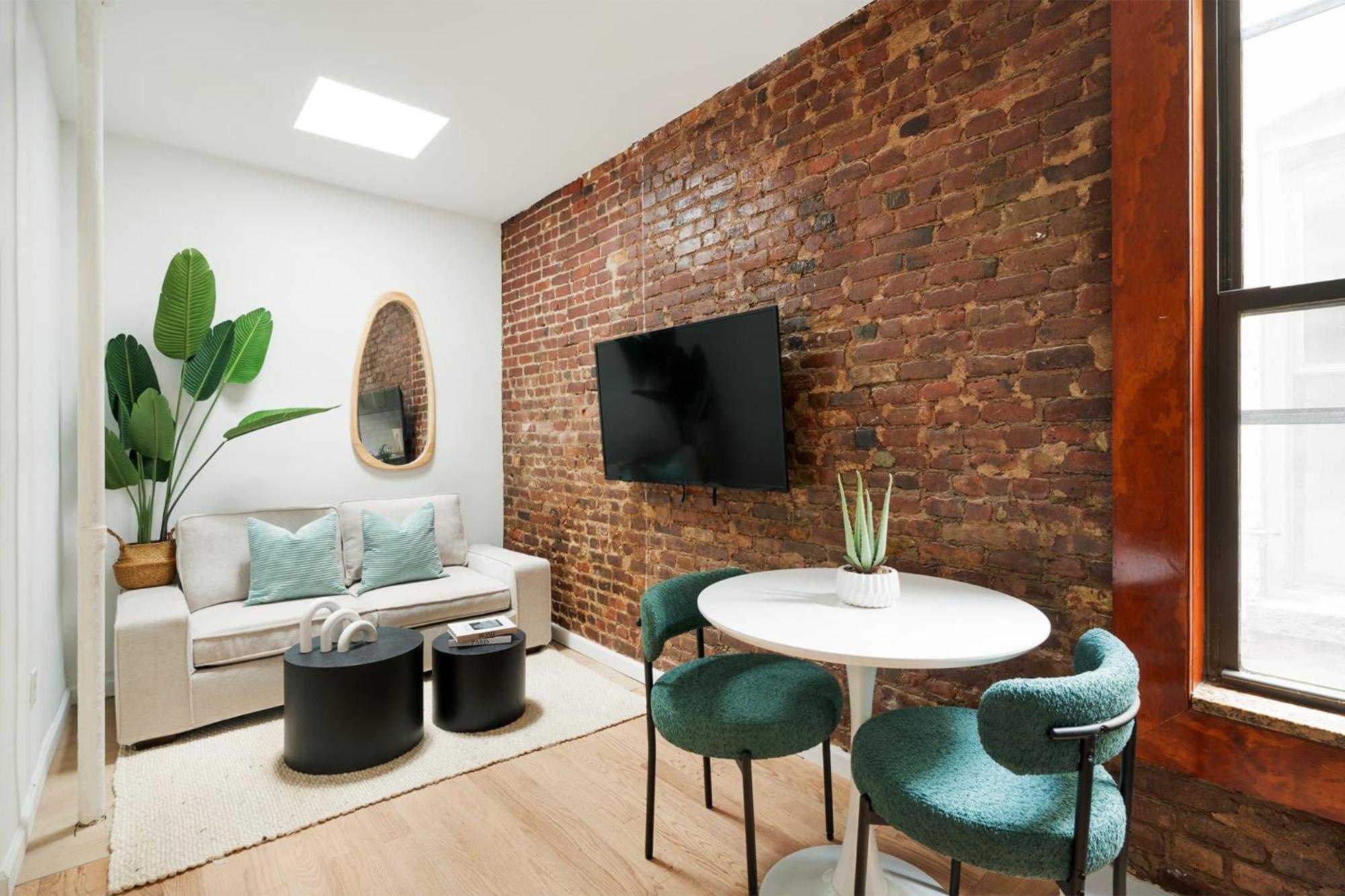 153-5a Charming 2br Les W D * New York