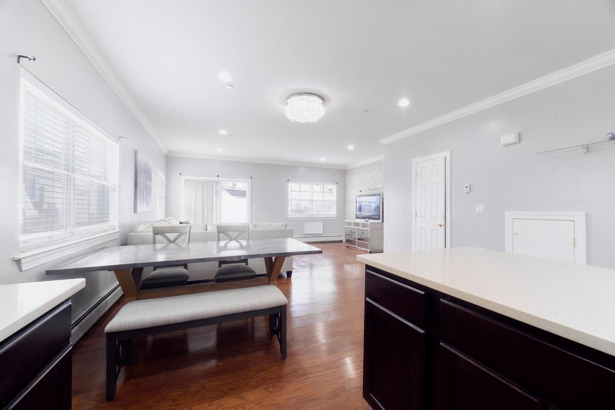 Holiday home Waterfront Gem Duplex 3 Bedroom 2floor In Whitestone Bronx Free Parking *