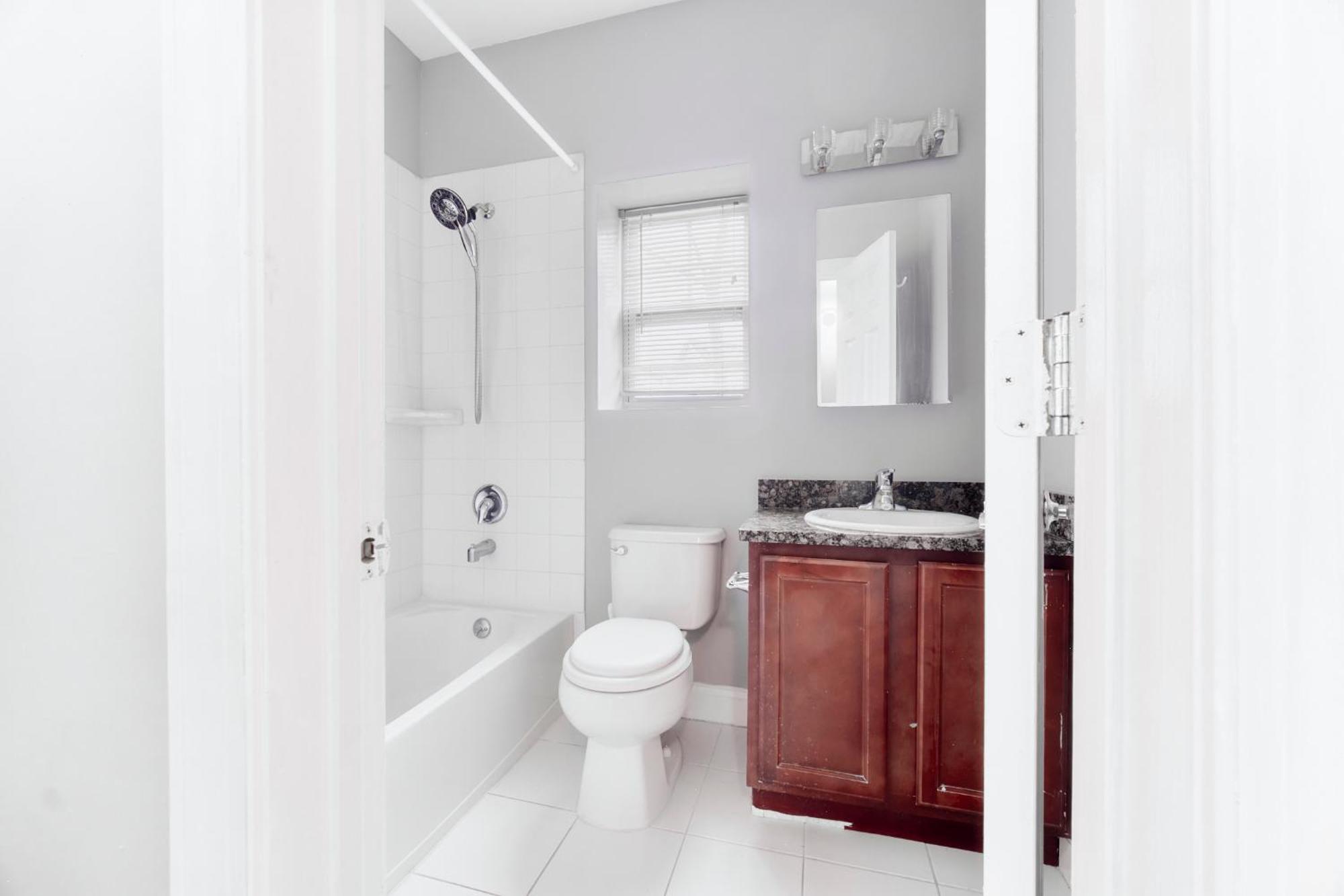 Waterfront Gem Duplex 3 Bedroom 2floor In Whitestone Bronx Free Parking * New York