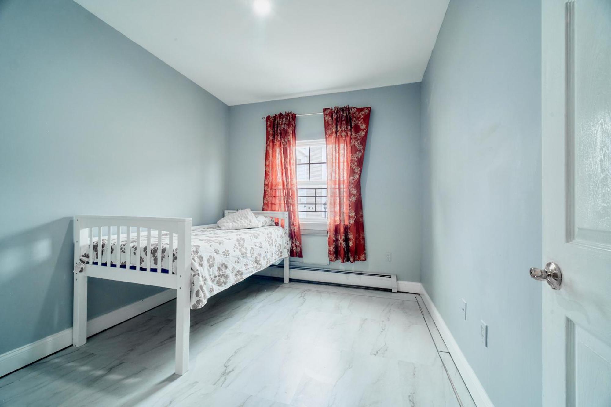 Waterfront Gem Duplex 3 Bedroom 2floor In Whitestone Bronx Free Parking *