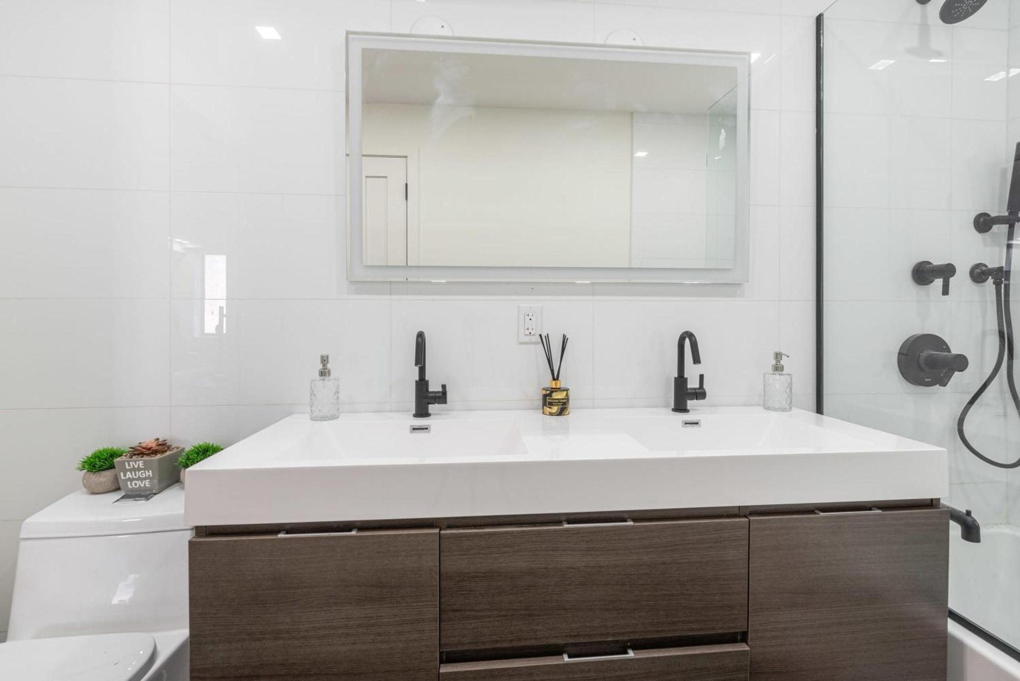 3br Penthouse With Massive Private Rooftop Apartment *