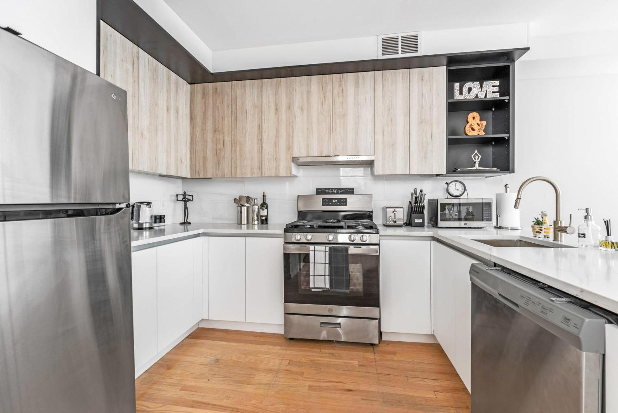 3br Penthouse With Massive Private Rooftop Apartment *