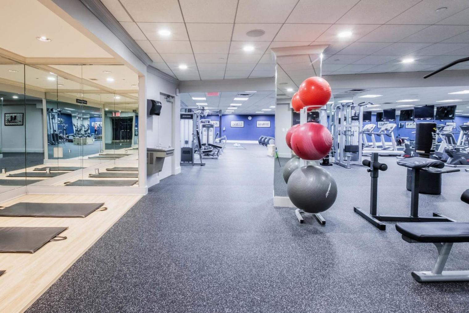 Uws 1br W Doorman Elevator Gym Nr Columbus Cir Nyc-584 *