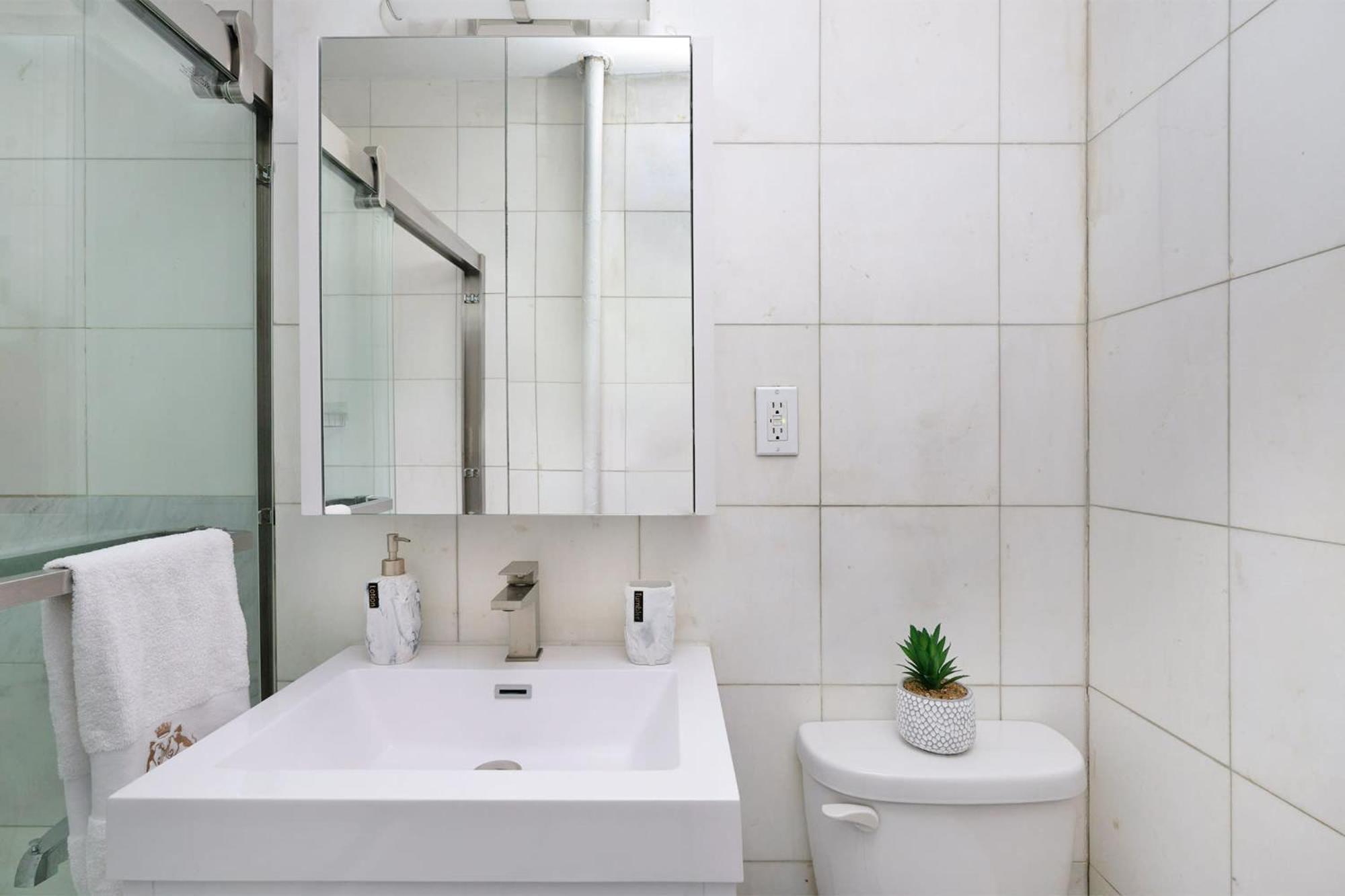 444-3e Contemporary 1br In Hell's Kitchen Apartment