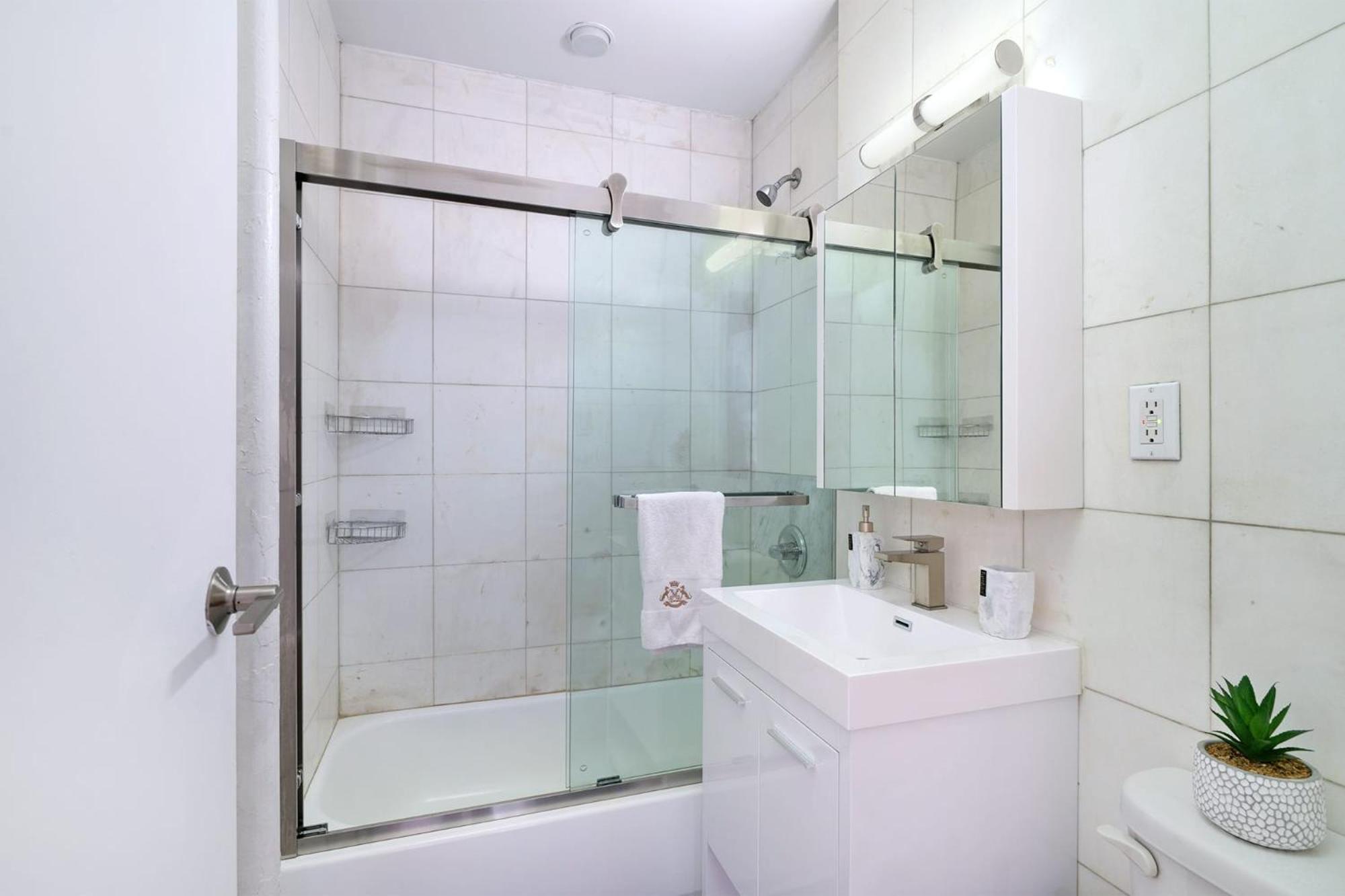 444-3e Contemporary 1br In Hell's Kitchen Apartment *