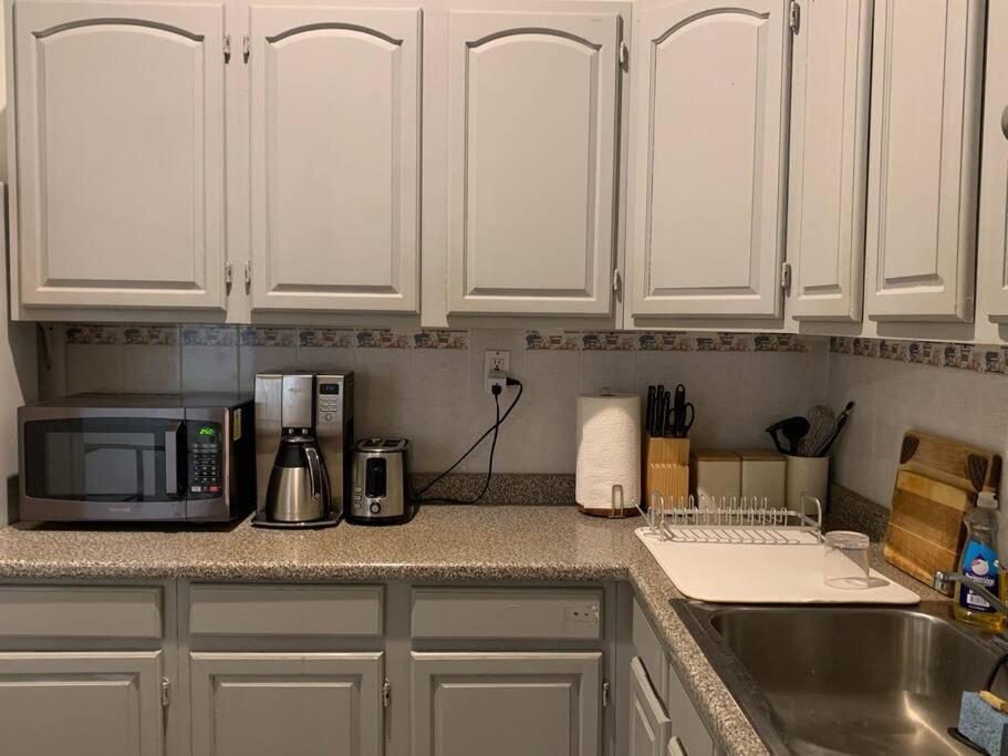Apartment Beautiful & Massive 4 Bdr With Bonus Perks! *