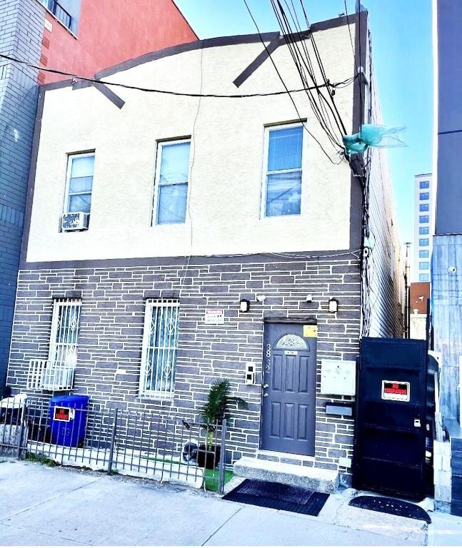 Apartment 2 Bedrooms Lr Kit Bath And Backyard 2 Stops To Manhattan *