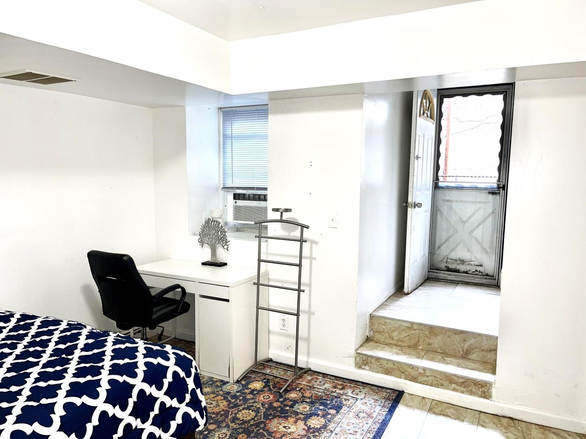 Apartment 2 Bedrooms Lr Kit Bath And Backyard 2 Stops To Manhattan *