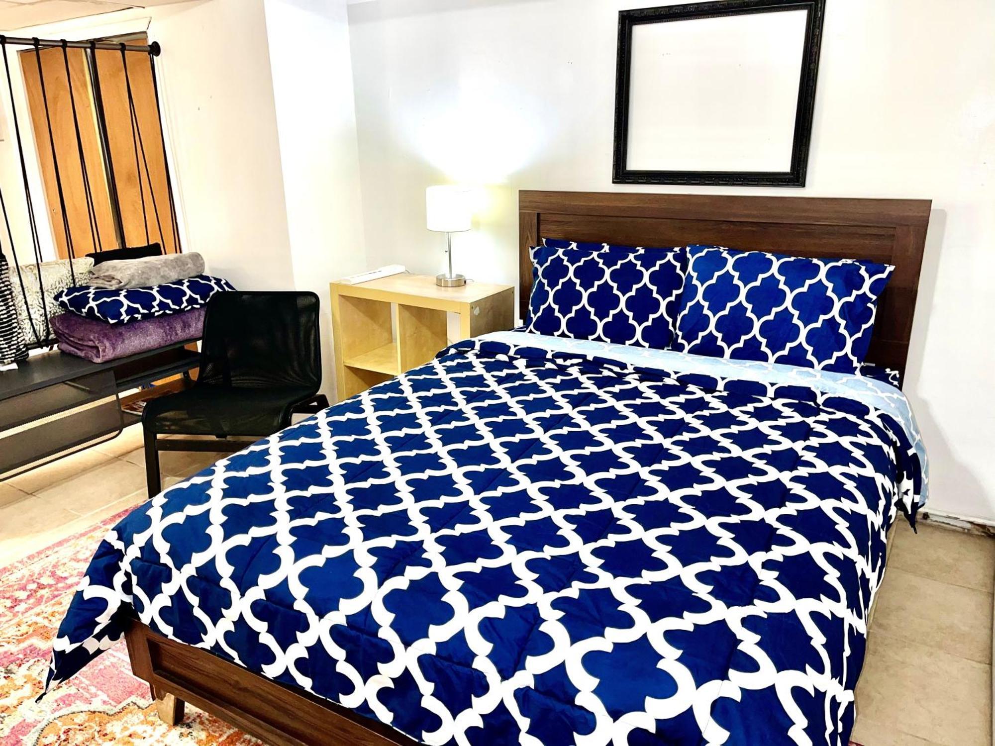 2 Bedrooms Lr Kit Bath And Backyard 2 Stops To Manhattan * New York