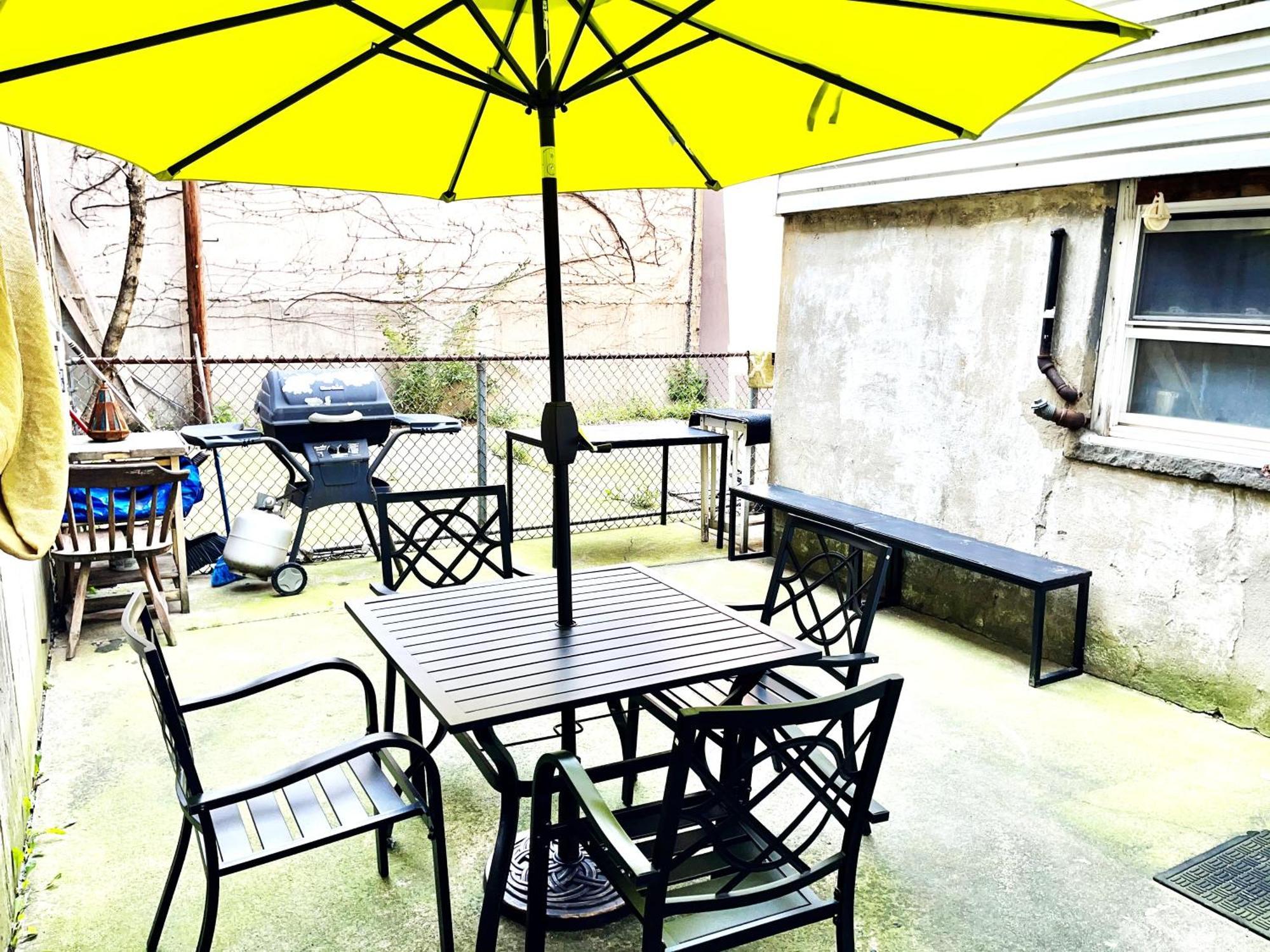 2 Bedrooms Lr Kit Bath And Backyard 2 Stops To Manhattan * New York