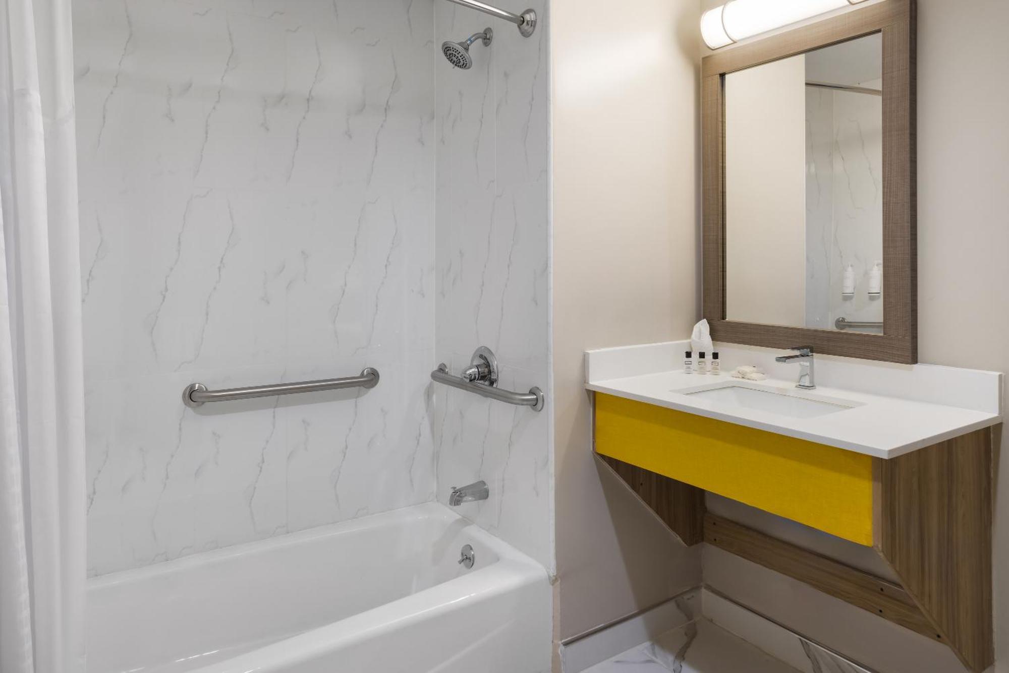 Days By Wyndham Staten Island Hotel *