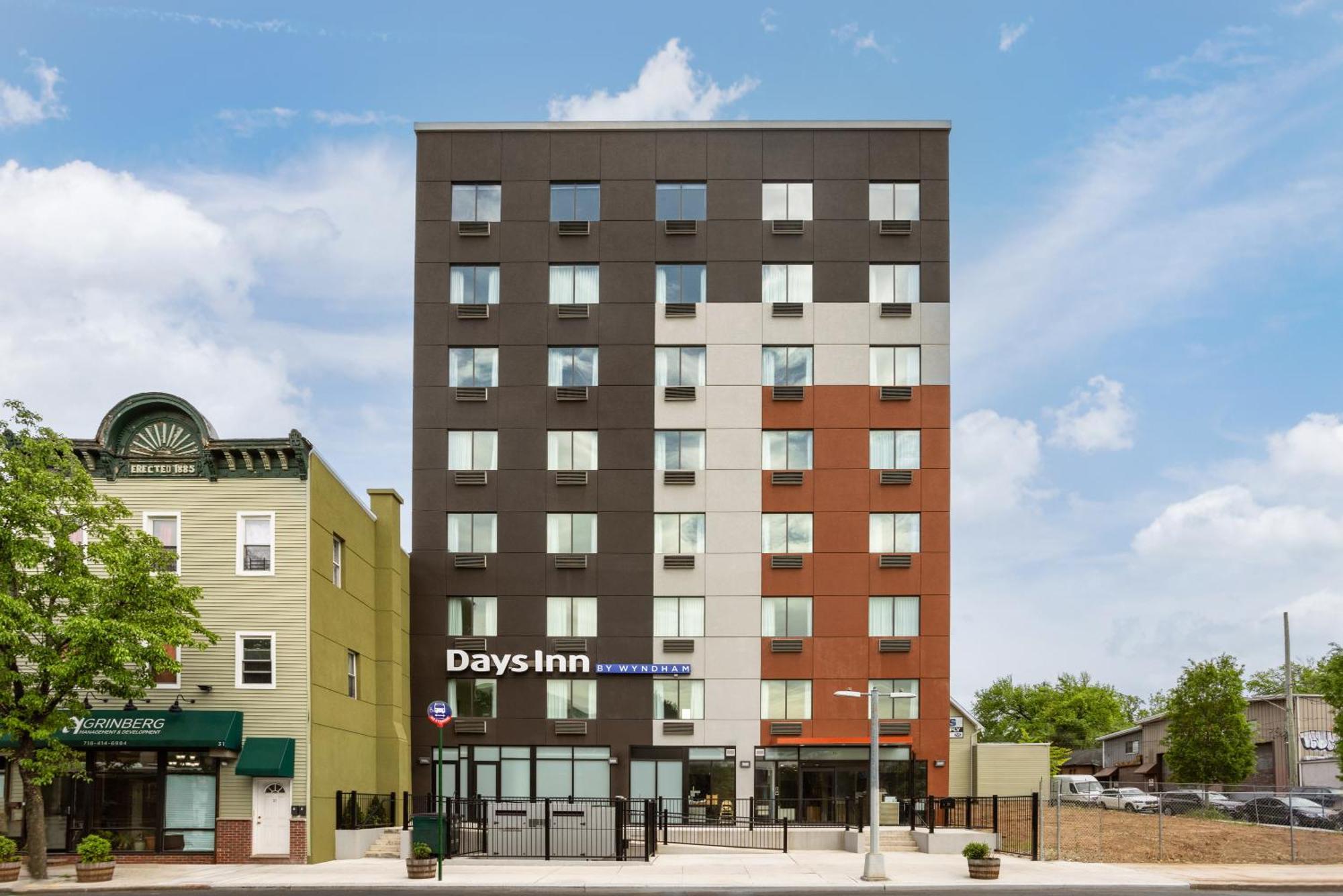 Days By Wyndham Staten Island Hotel