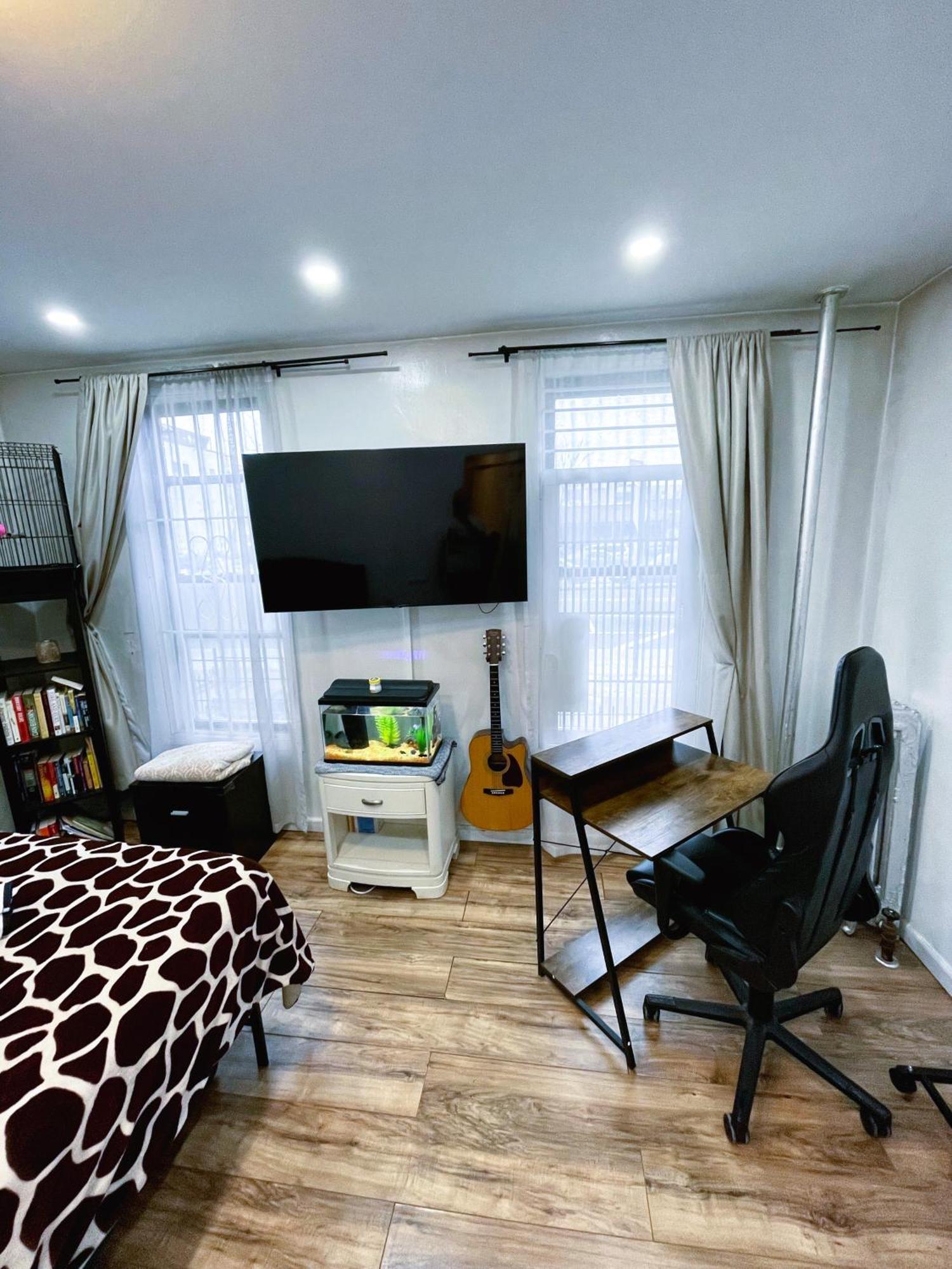 Amazing Ground Floor 2 Bedrooms In Nyc Subway Crossing The Street And One Station To Manhattan Apartment