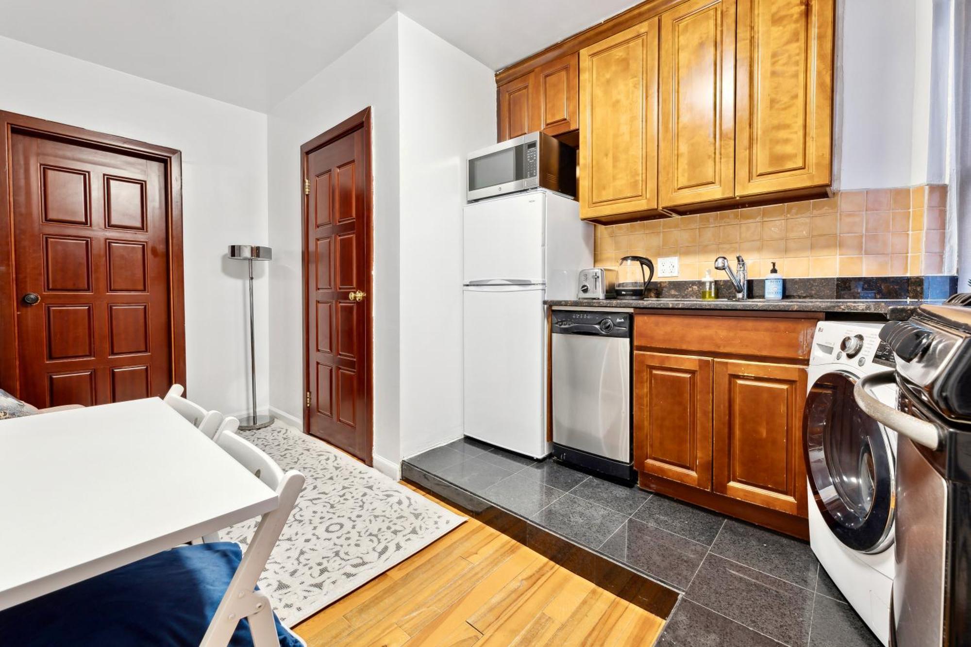2 Bedroom Cozy Next To Rockefeller Center Apartment *