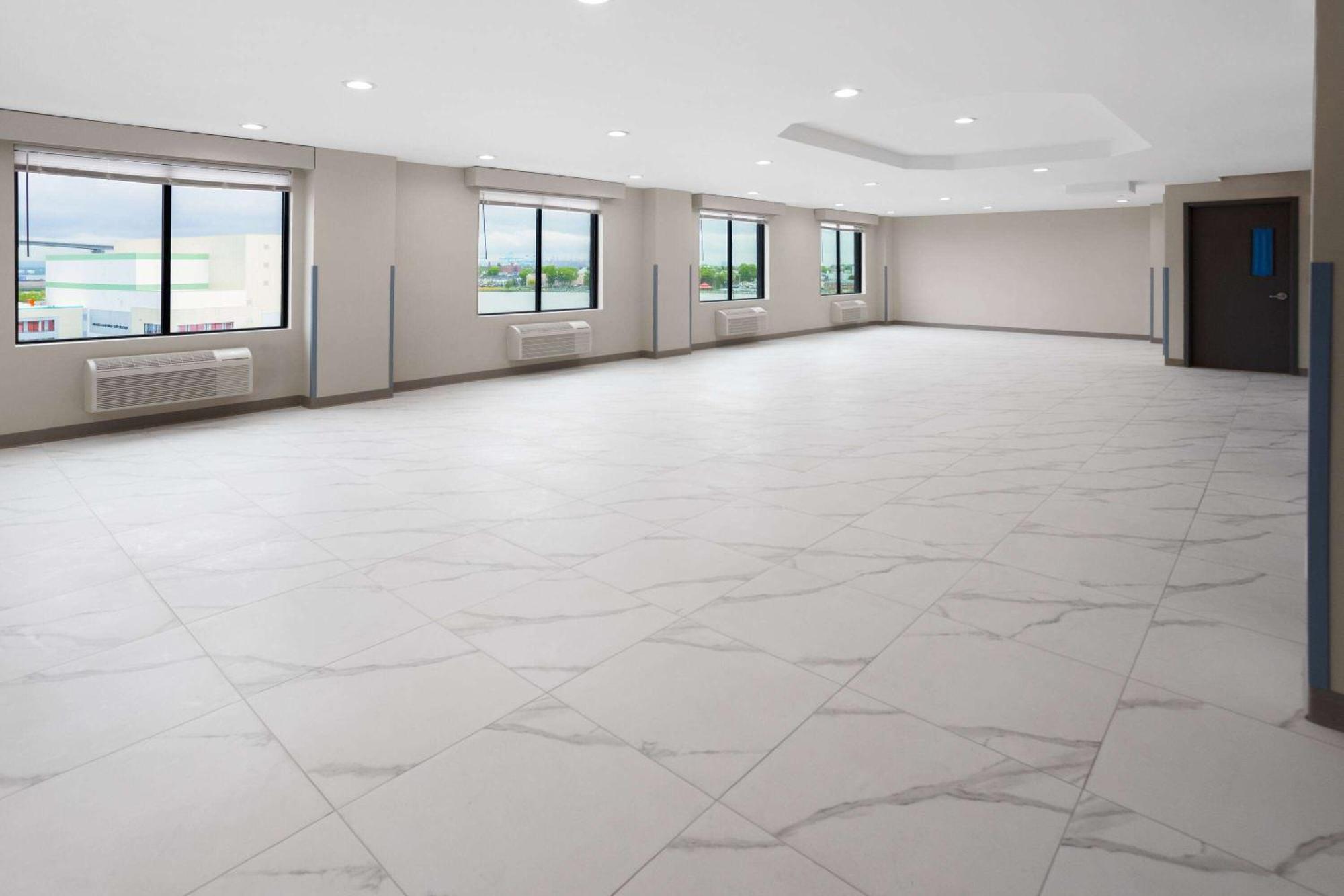 Days By Wyndham Staten Island Hotel *