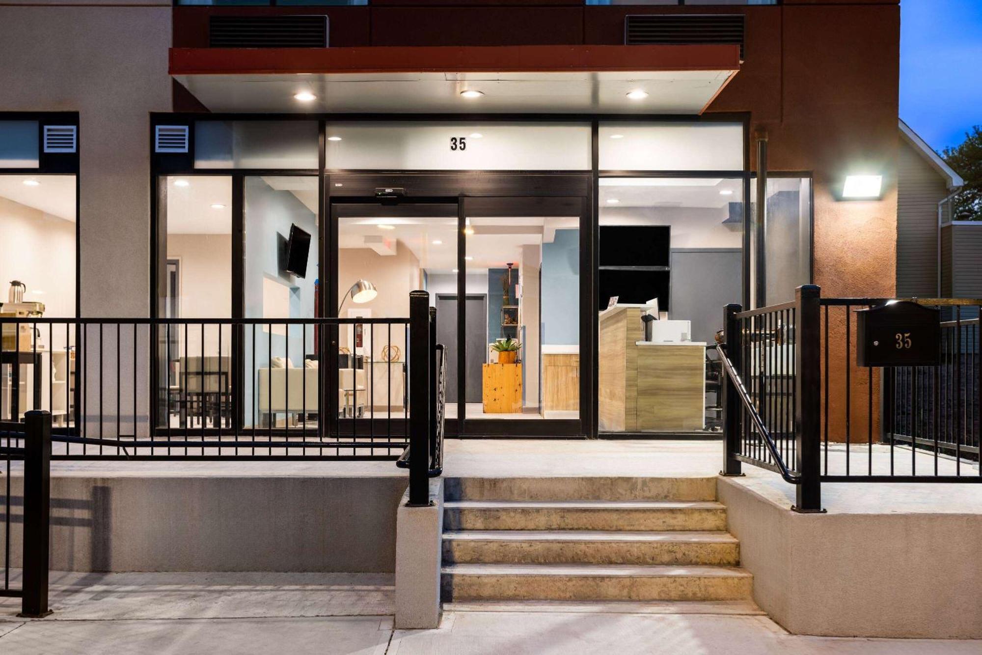 Days By Wyndham Staten Island Hotel *