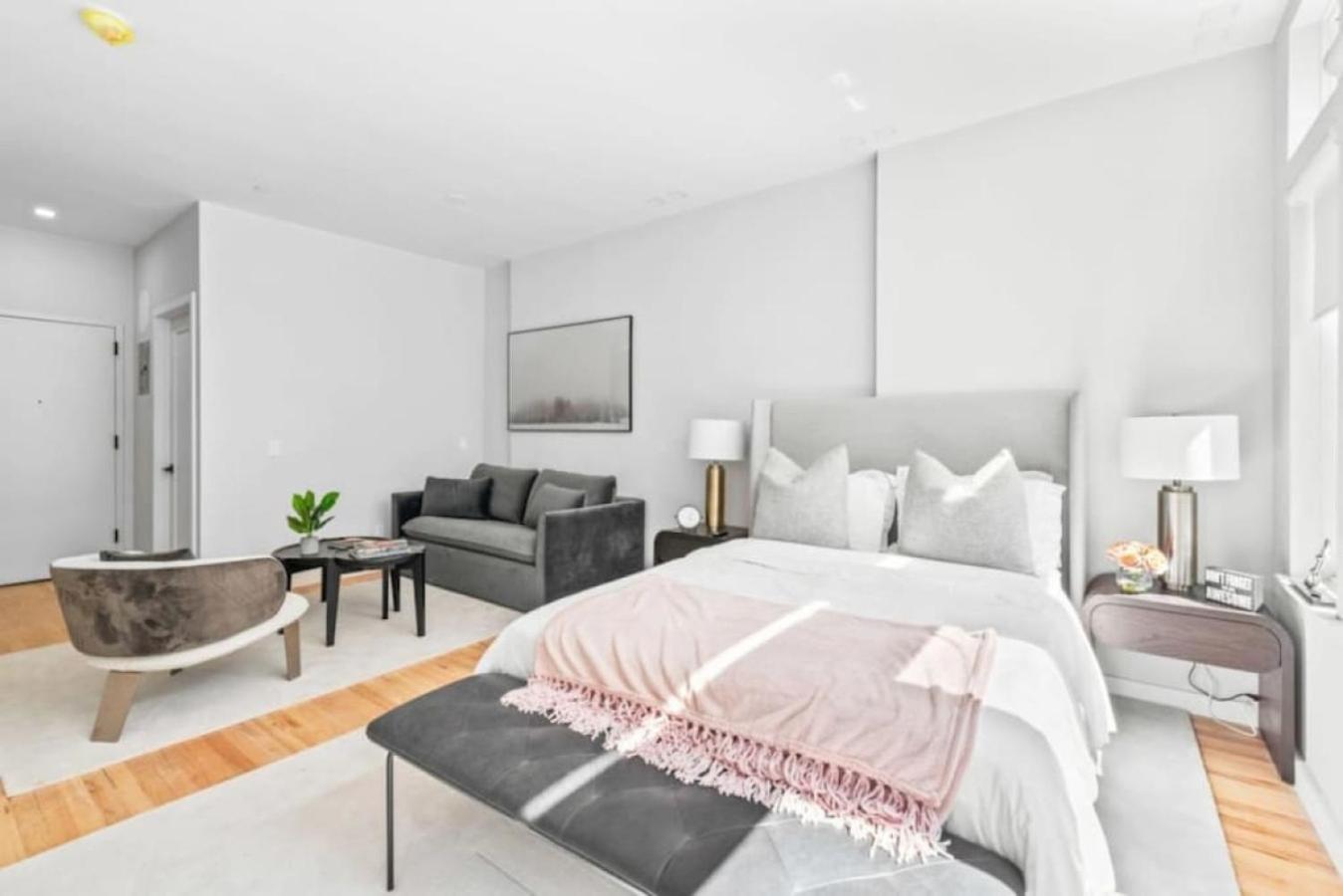 Hotel Luxe W Juliet Balcony In Upper East New York