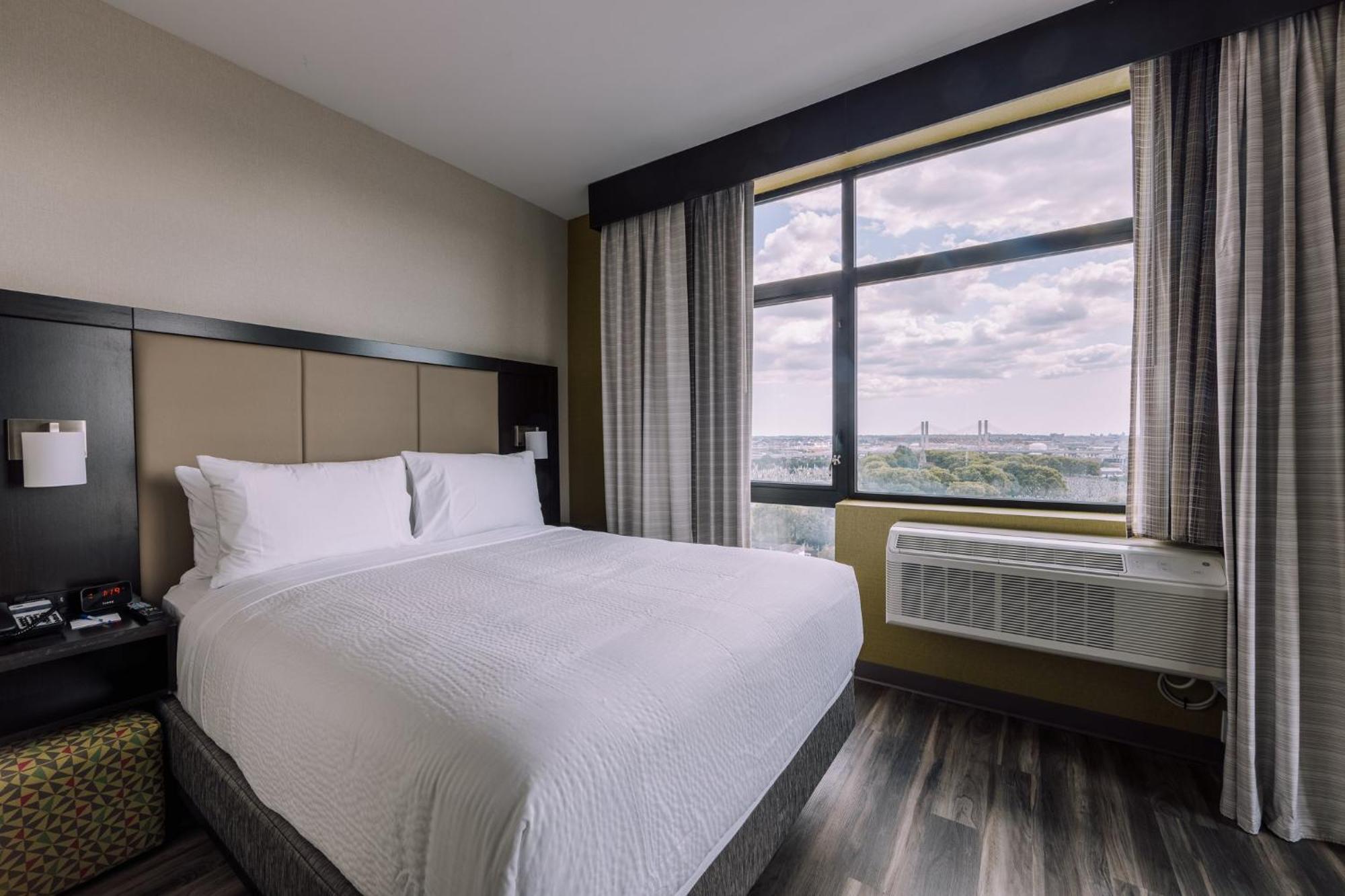 Express Long Island E - By Ihg New York