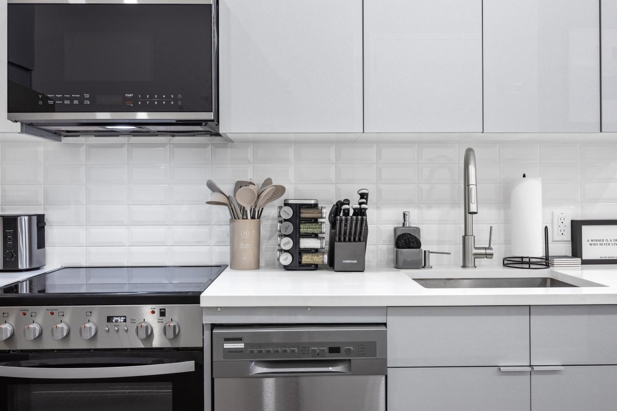 Apartamento Swj 1st - Near Attractions Walk To Train Times Sq Near Nova York