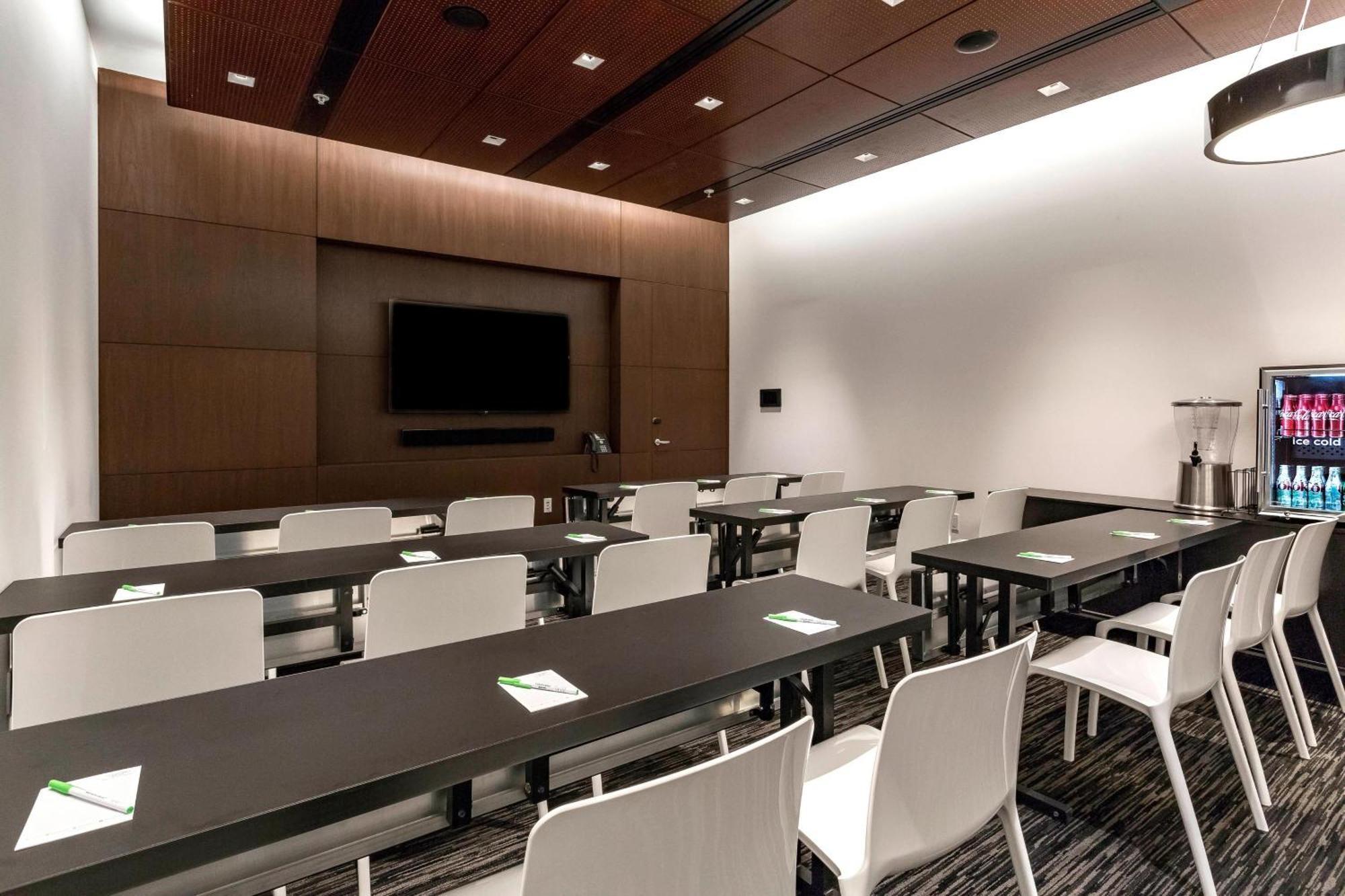 Courtyard By Marriott Long Island City/new York Manhattan View Hotel 3*