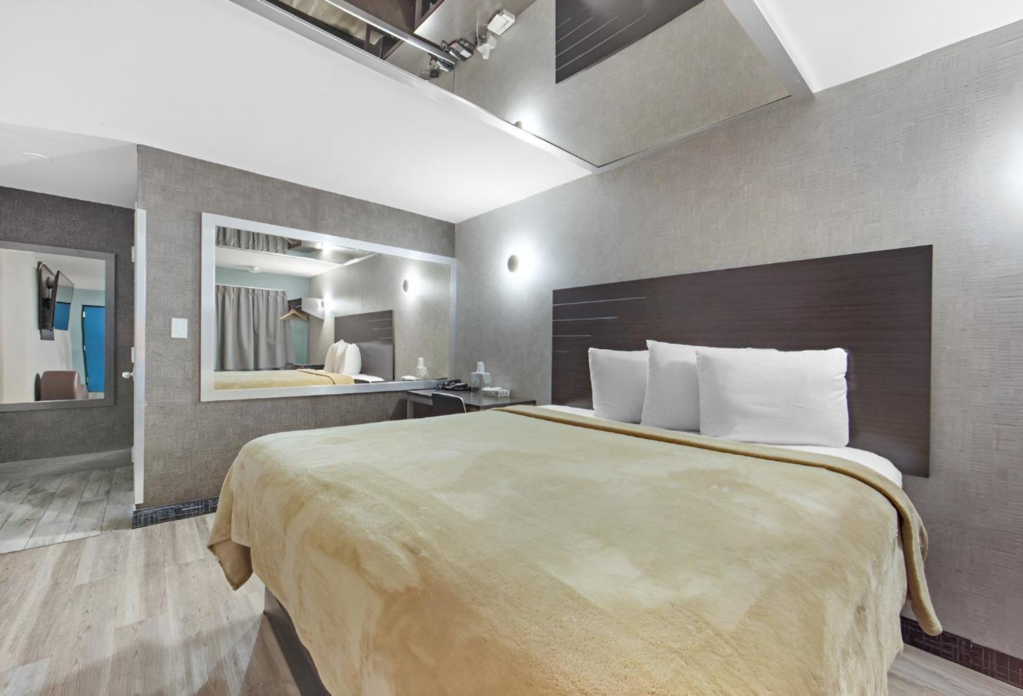 Opus Bronx Near Bay Plaza Mall Hotel 3*
