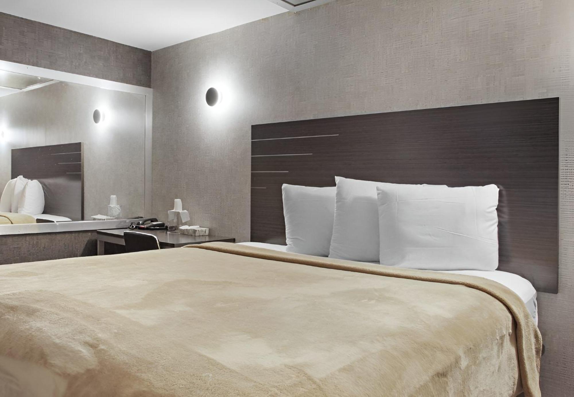 Opus Bronx Near Bay Plaza Mall 3*