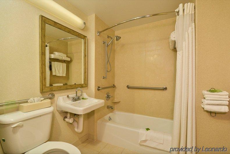 Express Staten Island West Hotel 3*