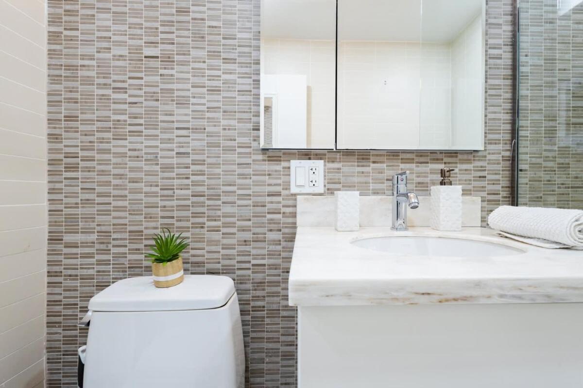 809-5b Luxury With A Private Balcony Apartment *