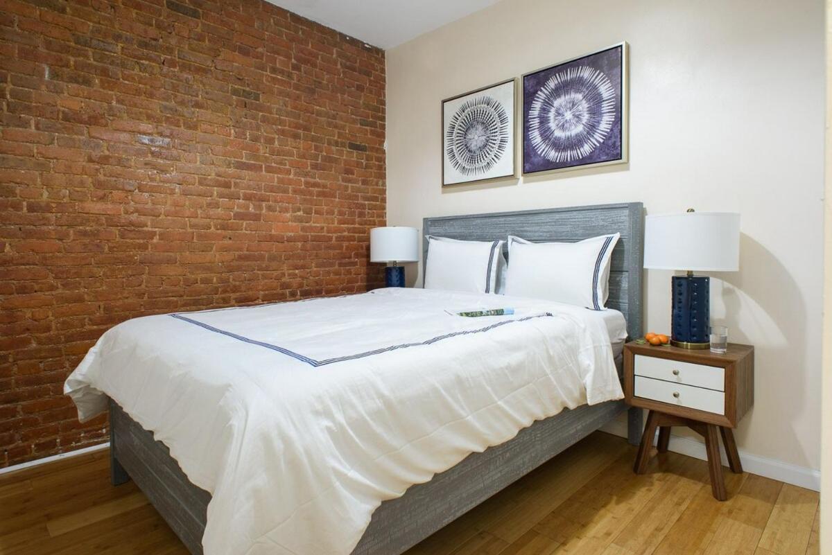 428-4r Prime Midtown Large 2 Bedroom Newly Furnished Apartment