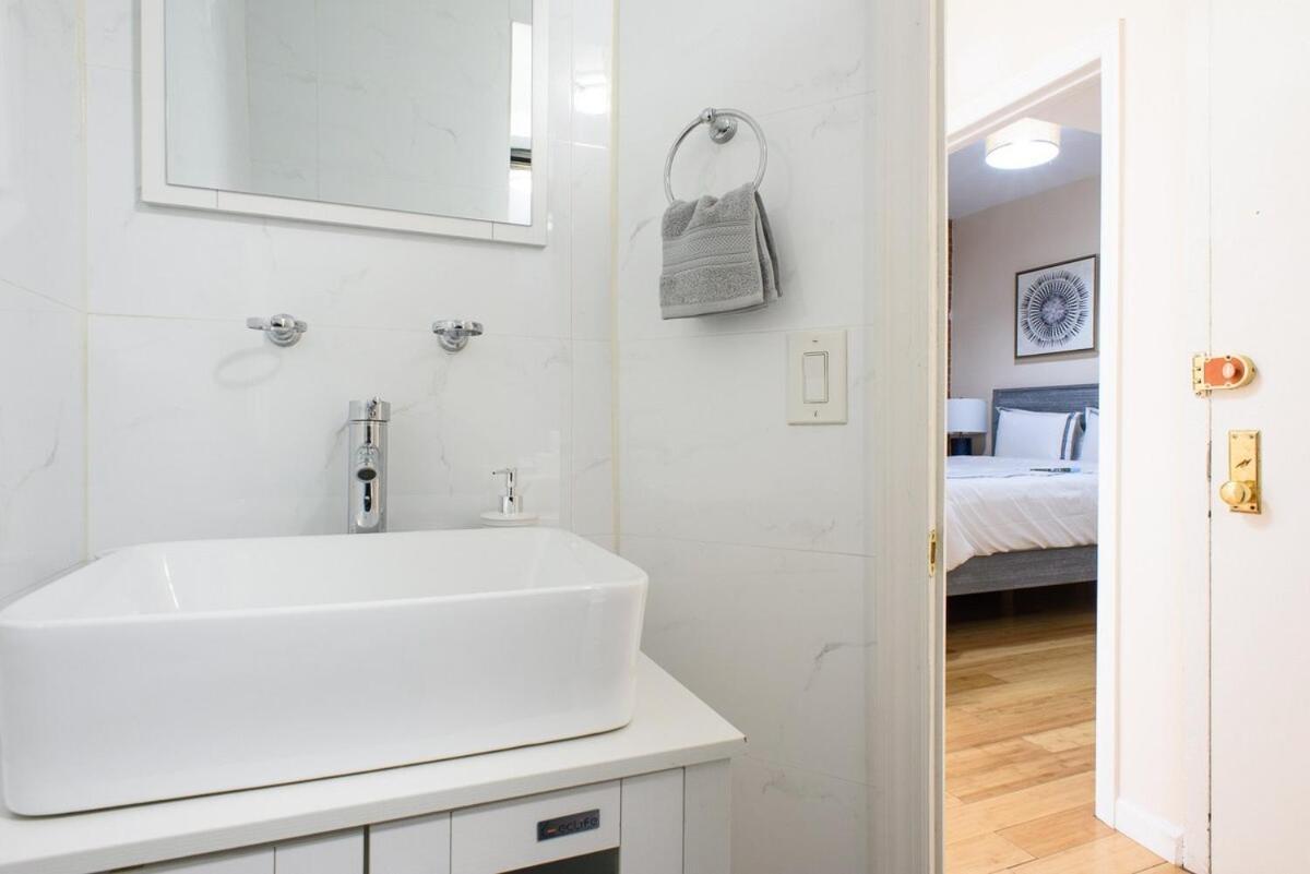 428-4r Prime Midtown Large 2 Bedroom Newly Furnished Apartment