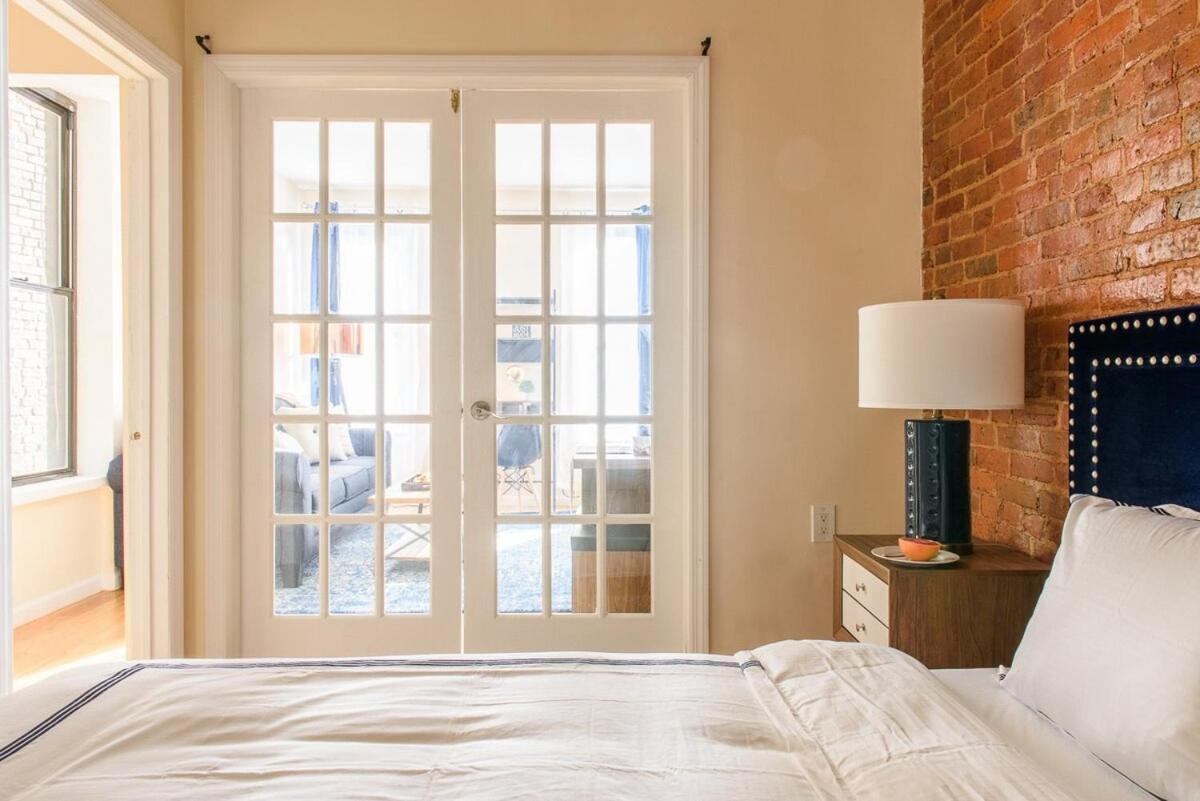 Apartment 428-4r Prime Midtown Large 2 Bedroom Newly Furnished