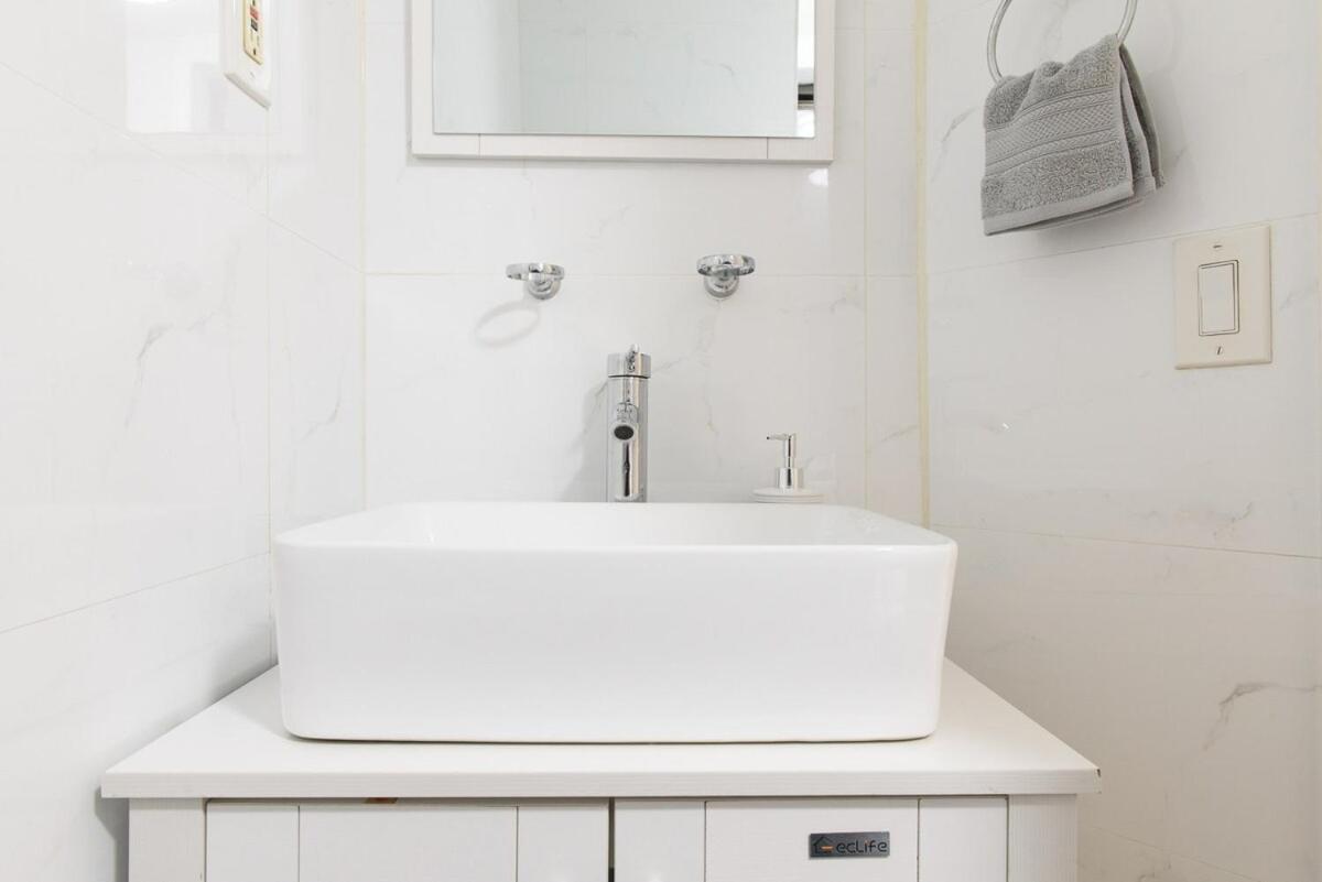 428-4r Prime Midtown Large 2 Bedroom Newly Furnished Apartment