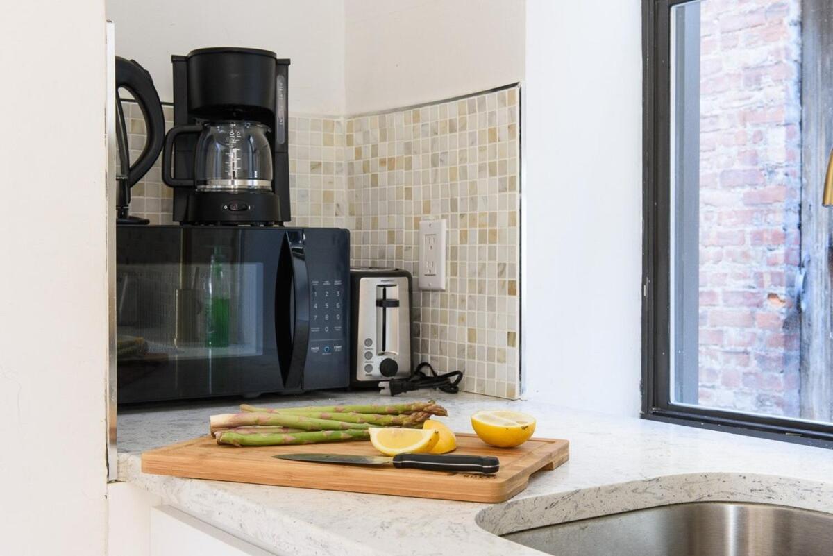 428-4r Prime Midtown Large 2 Bedroom Newly Furnished