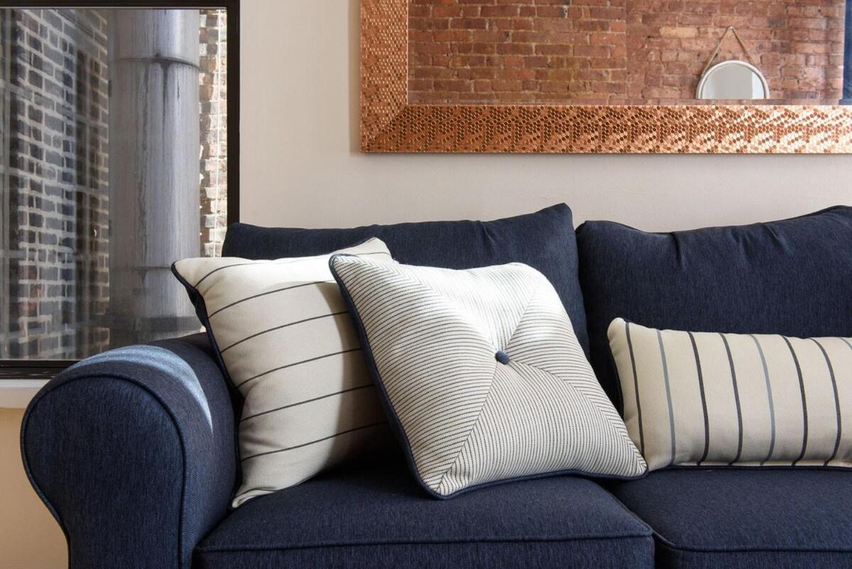 Apartment 428-4r Prime Midtown Large 2 Bedroom Newly Furnished