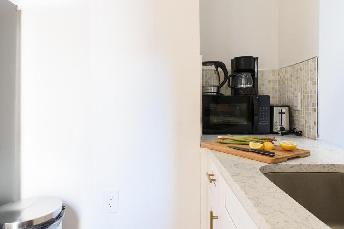 428-4r Prime Midtown Large 2 Bedroom Newly Furnished Apartment *