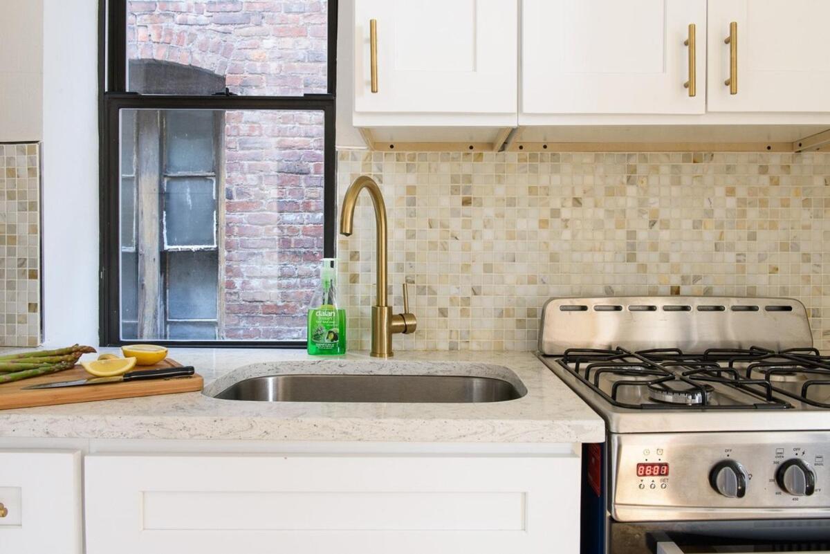 Apartment 428-4r Prime Midtown Large 2 Bedroom Newly Furnished *